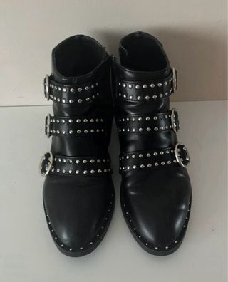 Botines negros con tachuelas y hebillas
