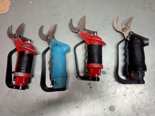 Set di cinque forbici da potatura pneumatiche con manici di colori diversi