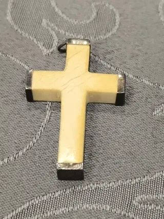 Colgante Cruz Beige y Plateado