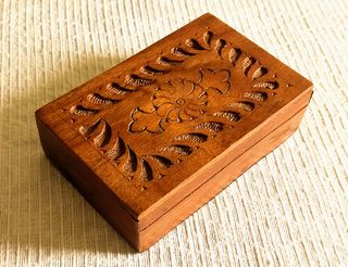 Caixa guarda joias madeira maciça tampa entalhada