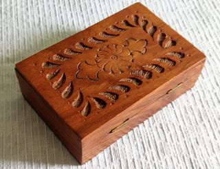 Caixa guarda joias madeira maciça tampa entalhada