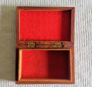 Caixa guarda joias madeira maciça tampa entalhada