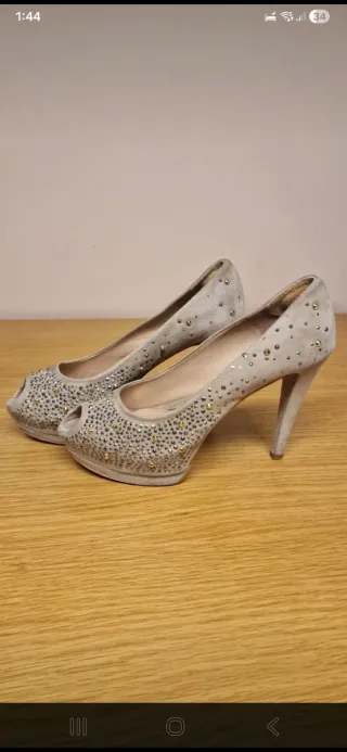 Zapato de tacón. De piel.