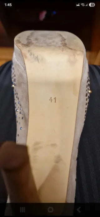 Zapato de tacón. De piel.