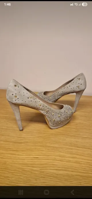 Zapato de tacón. De piel.