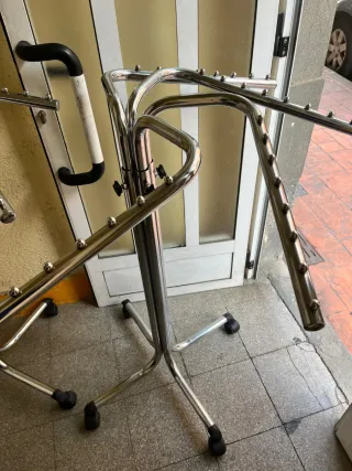 2 Percheros Metálicos 4 Brazos Extensibles