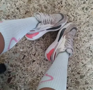 Zapatillas deportivas rosas y blancas