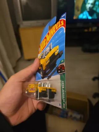 Hot Wheels Cruise Bruiser Amarillo