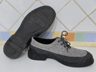 Zapatos Camper grises y negros