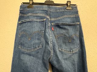 Pantalón vaquero tobillero azul