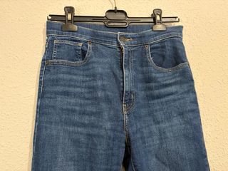 Pantalón vaquero tobillero azul