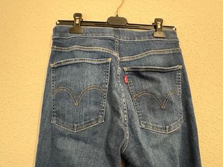 Pantalón vaquero tobillero azul