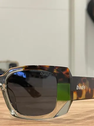 Gafas de sol rectangular, Bads