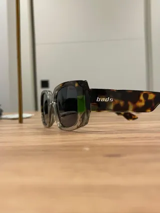 Gafas de sol rectangular, Bads