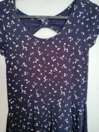 Vestido azul con estampado floral