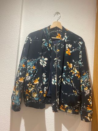 Cazadora bomber Zara floral
