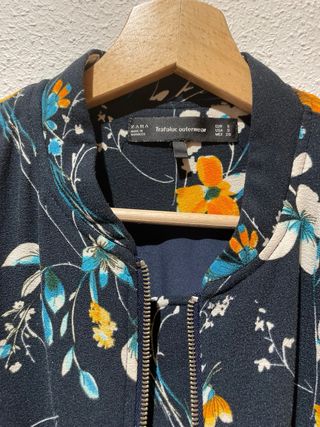 Cazadora bomber Zara floral