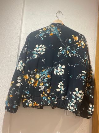 Cazadora bomber Zara floral