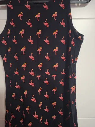 Vestido Negro con Flamencos Rosas