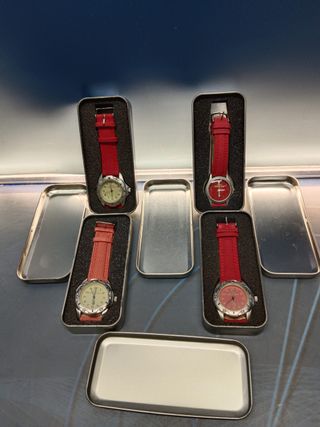 Lote de 4 relojes publicidad White Label en caja metalica