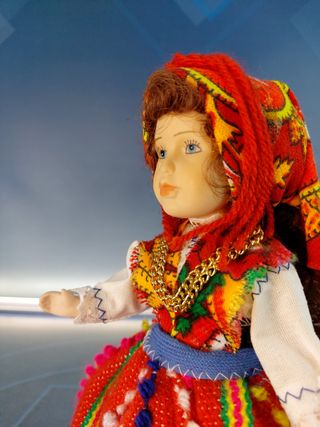 Kiana. Bambola in porcellana di Viana, Portogallo.