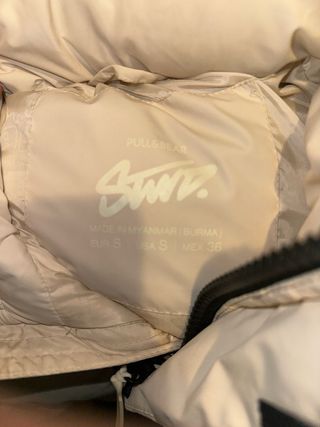 Abrigo Beige con Cremallera Negra