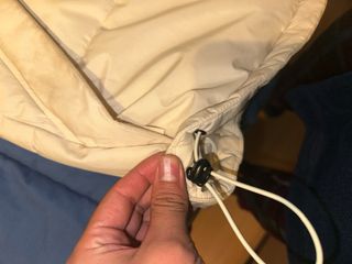 Abrigo Beige con Cremallera Negra