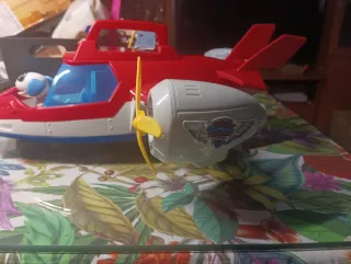 Avión de juguete rojo y azul popatrol