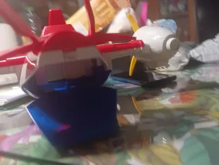 Avión de juguete rojo y azul popatrol