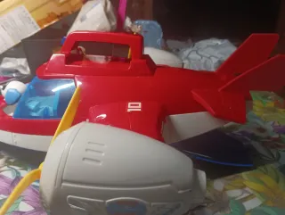 Avión de juguete rojo y azul popatrol