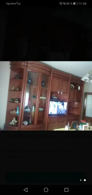 Mueble de salón de madera y cristal