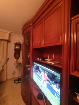 Mueble de salón de madera y cristal