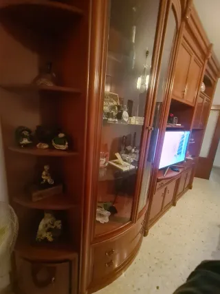 Mueble de salón de madera y cristal