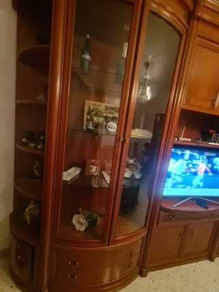 Mueble de salón de madera y cristal