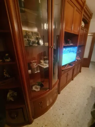 Mueble de salón de madera y cristal