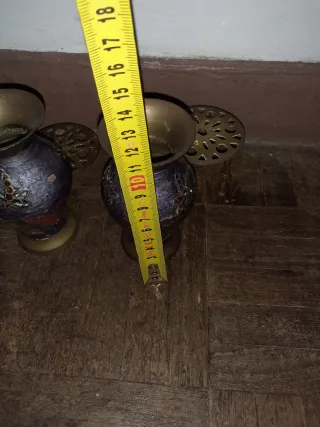 Juego 2 jarrones peq de metal decorados.precio uni