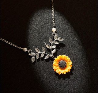 Colgante girasol con hojas y perlas