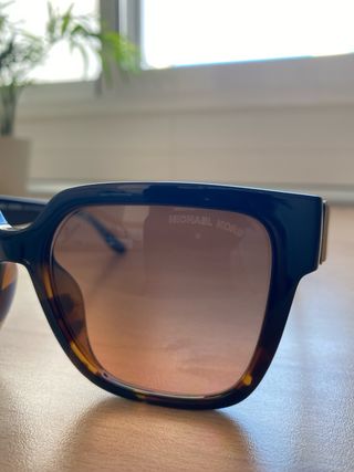Gafas de sol Michael Kors negras y marrones