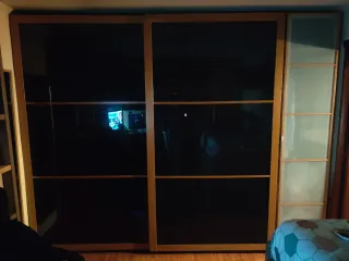 Armario puertas correderas cristal y madera