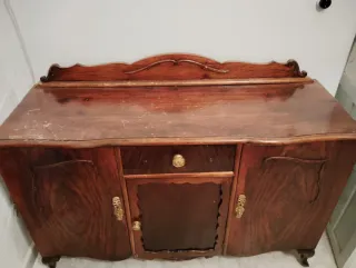 Cómoda antigua de madera