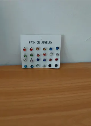 Pendientes de bisutería con piedras de colores