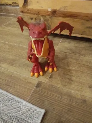 Dragón de juguete rojo