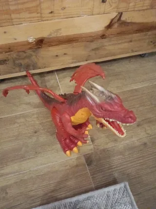 Dragón de juguete rojo