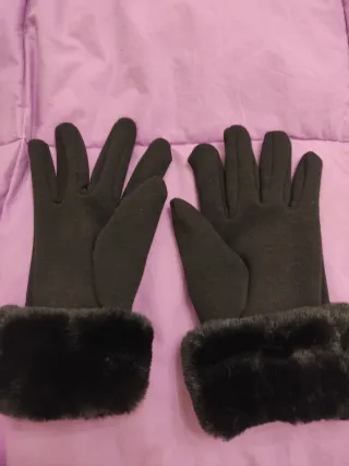 Guantes negros con pelo