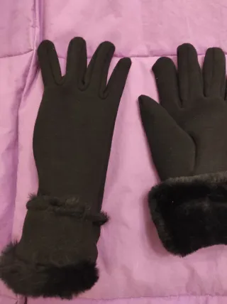 Guantes negros con pelo