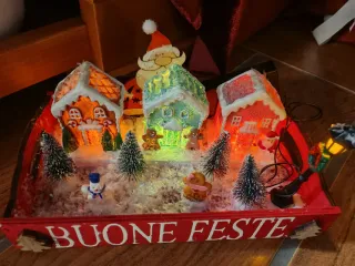 Paesaggio natalizio con luci