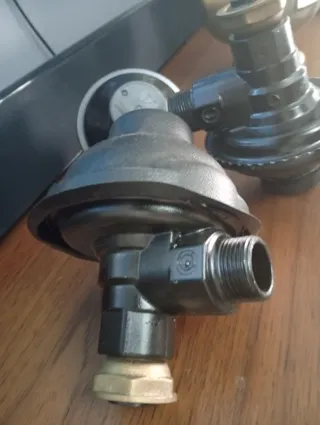 Regolatore di gas nero