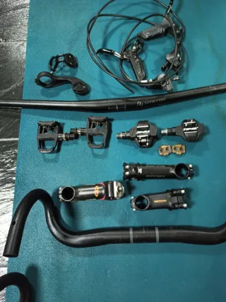 Manillar, potencia, tija y pedales bici