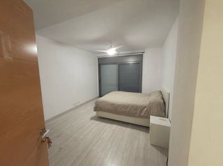 Gran habitación con balcón