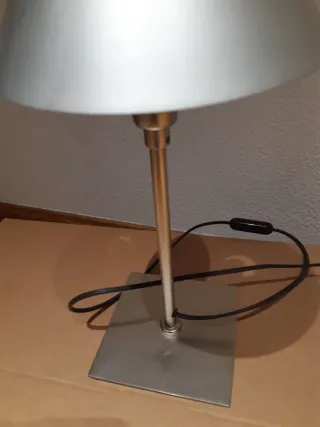 Lámpara de mesa diseño metálica